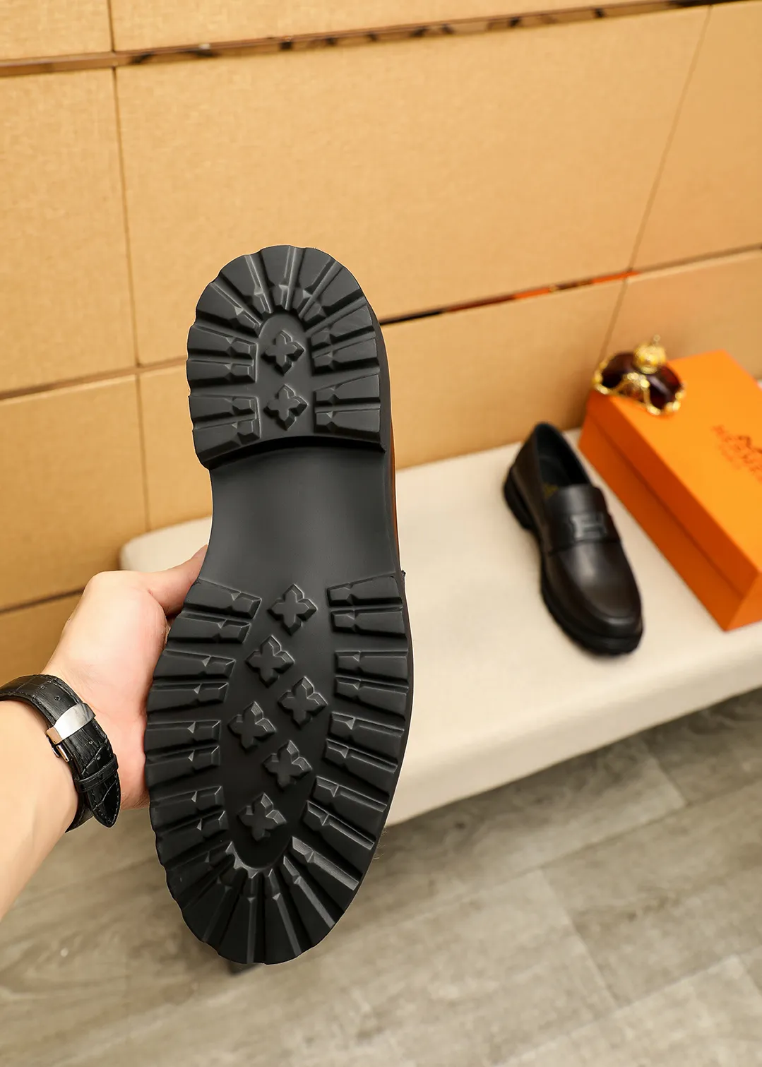 Men's shoes 💰460 💐 Product trademark: HERMES "Hermès" casual leather shoes Regular size: 38-44 (45.46🉑️customized) Product materials: Selected imported first-layer calfskin upper + luxury hardware buckle, imported water-dyed 🐂 cowhide lining. Strong three-dimensional visual effect, original outsole Color: 4⃣️colors available